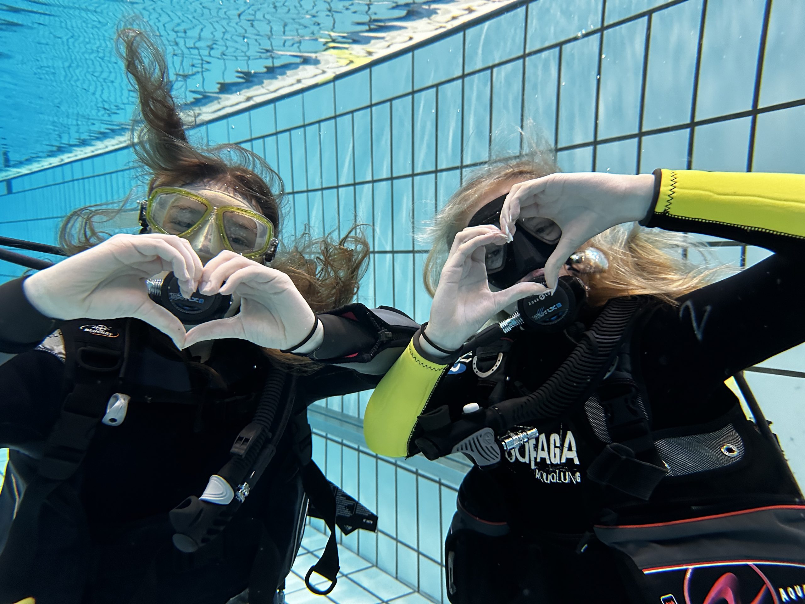 elever under vand laver et hjerte til dykning på efterskole
